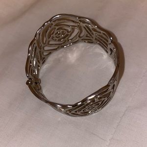 ⭐️2/15$⭐️cut out silver rose metal bracelet